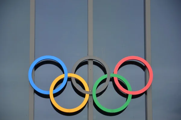 Symbol för de olympiska spelen - fem olympiska ringarna: blå, gul, svart, grönt och rött för 5 kontinenter, Afrika, Asien, Amerika, Europa och Australien. — Stockfoto