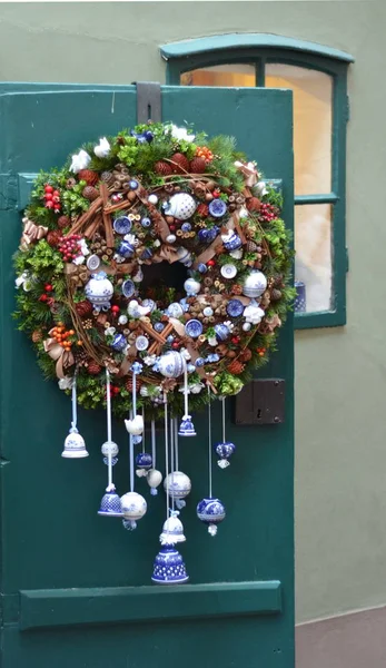 파란색과 흰색 크리스마스 지팡이와 리본 — 스톡 사진