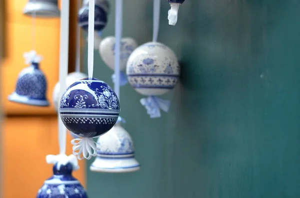 Azul e branco Natal bugiganga com fitas — Fotografia de Stock