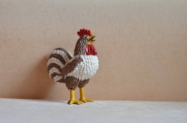 Renkli horoz heykeli, coq heykeli