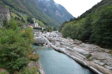 Verzasca Vadisi 'ndeki kayalar, Ticino kantonu, İsviçre