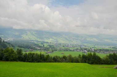 Yeşil çimen, kopya alanı ile bulutlu gökyüzü