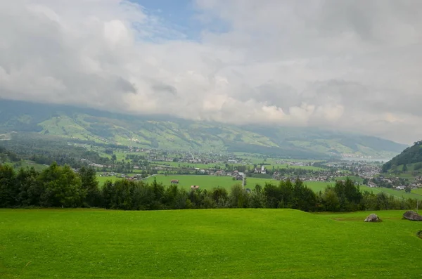 Herbe verte, ciel nuageux avec espace de copie — Photo