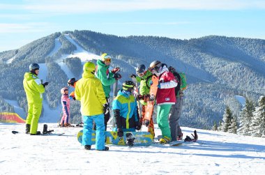 Dağları'nda snowboard düşkünleri. Kar. Kış sporları.