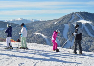 Snowboard ve dağ yamacı üzerine kayakçı.