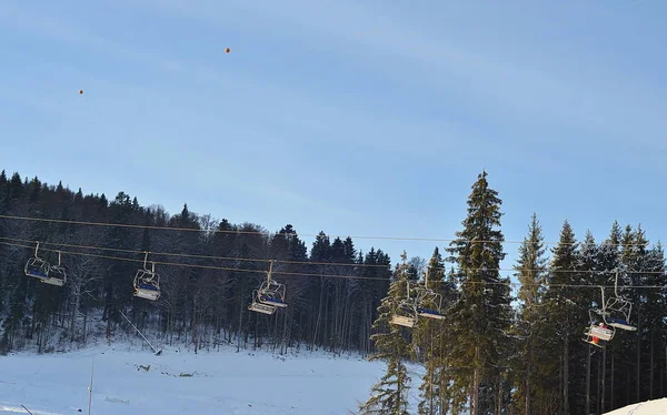 Winterlandschaft mit schneebedeckten Bäumen auf einem Bergskigebiet — Stockfoto