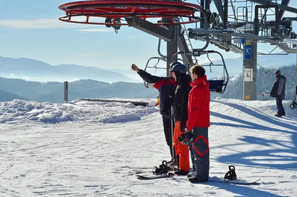 Esquiador, snowboarders nas montanhas. Neve. Esportes de inverno . — Fotografia de Stock