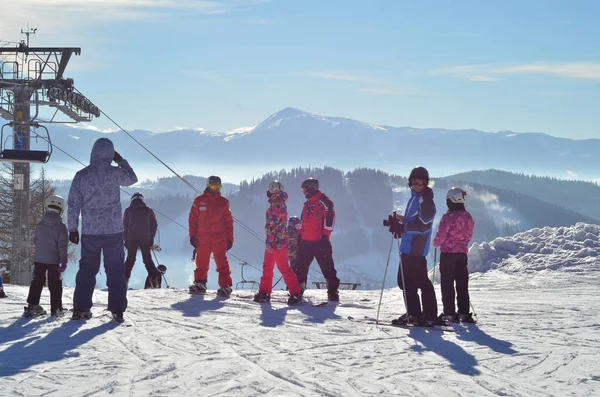 スキーヤー、スノーボーダー山の中。雪。冬のスポーツ. — ストック写真