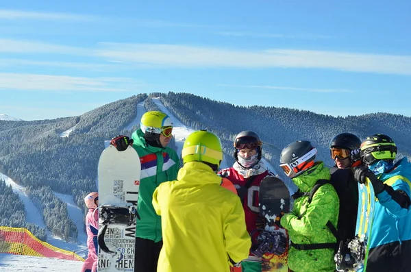 Snowboarders nas montanhas. Neve. Esportes de inverno . — Fotografia de Stock