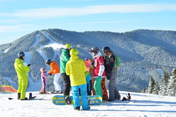 Snowboarders nas montanhas. Neve. Esportes de inverno . — Fotografia de Stock
