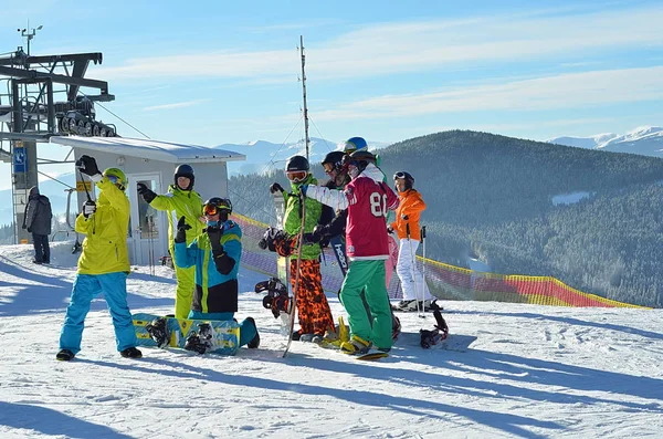 山の中のスノーボーダー。雪。冬のスポーツ. — ストック写真