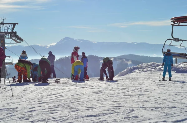 Skiers,  snowboarders in mountains . Snow. Winter sports. — Stock Photo, Image