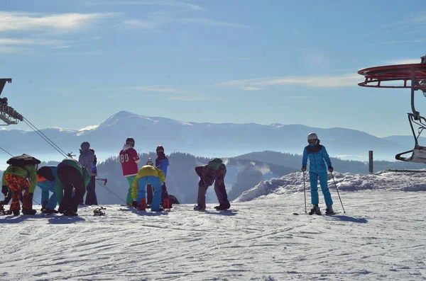 Narciarzy, snowboardzistów w górach. Śnieg. Sporty zimowe. — Zdjęcie stockowe