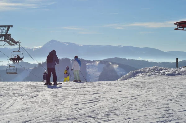 Snowboarders και σκιέρ πάνω από την πλαγιά του βουνού. — Φωτογραφία Αρχείου