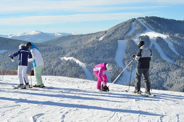 Snowboarders e esquiadores no topo da encosta da montanha . — Fotografia de Stock
