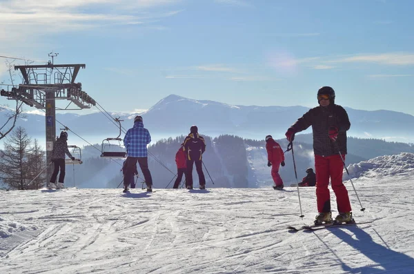 Snowboarder e sciatori in cima al pendio della montagna . — Foto Stock