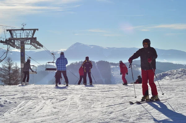 Snowboarder und Skifahrer am Berghang. — Stockfoto