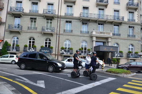 Cars and tourists sightseeing on segway — Stock Photo, Image