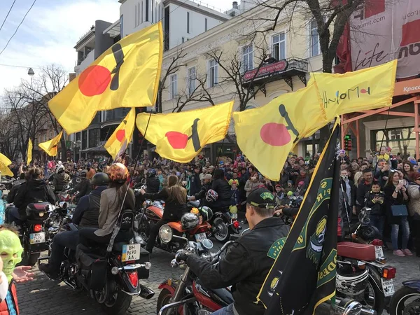 Motoqueiros com bandeiras de Humorina em Odessa — Fotografia de Stock
