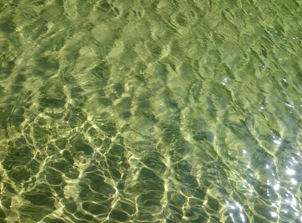 Welliges grünes Wasser Hintergrund — Stockfoto