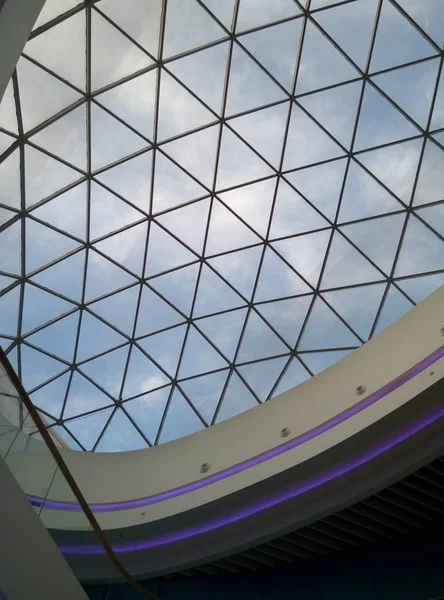 Telhado de vidro de um edifício moderno — Fotografia de Stock