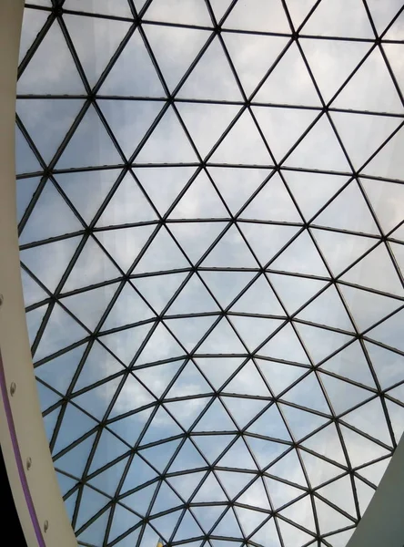 Telhado de vidro de um edifício moderno — Fotografia de Stock
