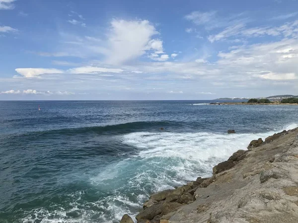 Blaues Meer. Meereslandschaft Hintergrund. Meeresschaum. — Stockfoto