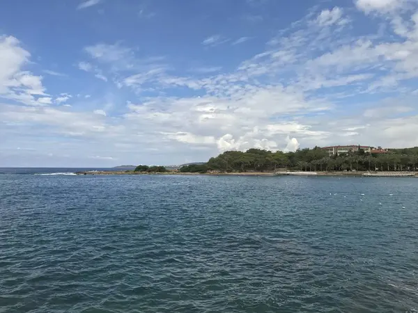 Blaues Meer. Meereslandschaft Hintergrund. Meeresschaum. — Stockfoto