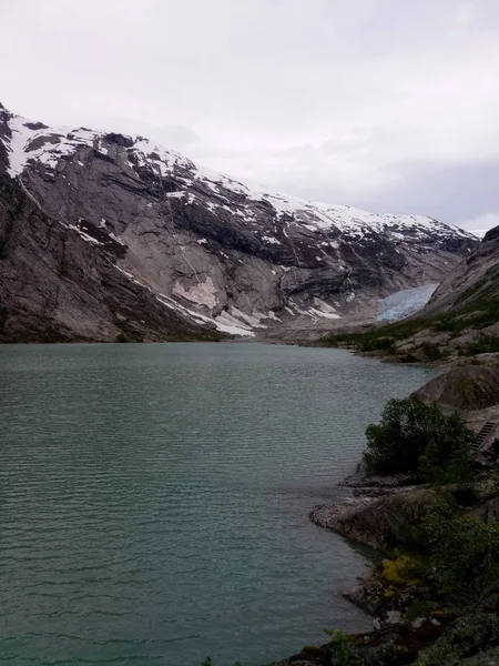 Hermoso paisaje noruego de verano con montaña y lago —  Fotos de Stock