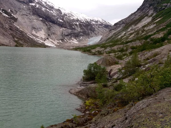 Beautiful norwegian summer landscape with mountain and lake — Stock Photo, Image