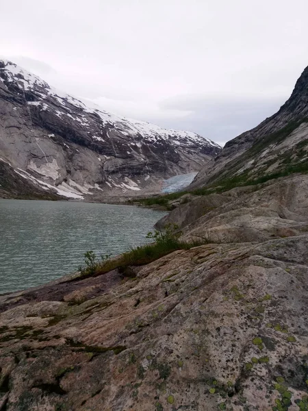Горный ландшафт Норвегии с копировальным пространством — стоковое фото