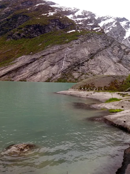 Sjön i bergen bakgrunden — Stockfoto