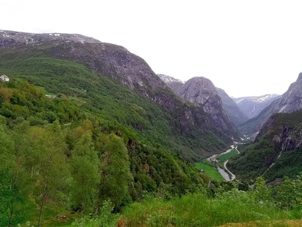 Jezero a horské pozadí — Stock fotografie