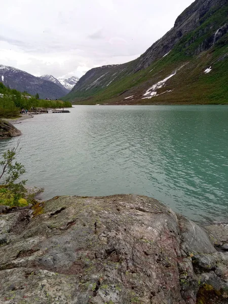 Jezero a horské pozadí — Stock fotografie
