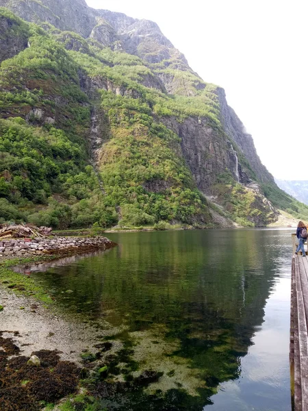 Noruega, montañas y río — Foto de Stock