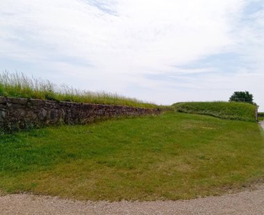 Yeşil alan ve bulutlu mavi gökyüzü manzara kopya alanı ile
