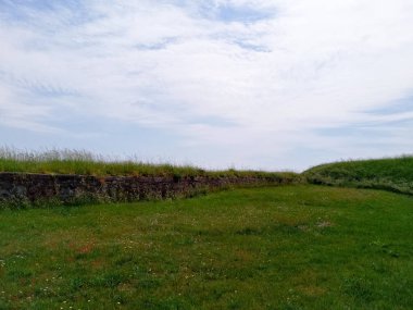 Mavi gökyüzü karşı yeşil çim alan. Doğa arka plan.
