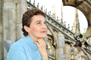 düşünceli kadın portresi