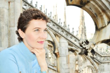 düşünceli kadın portresi