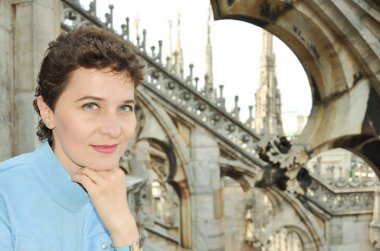 Kısa saçlı genç kadın portre