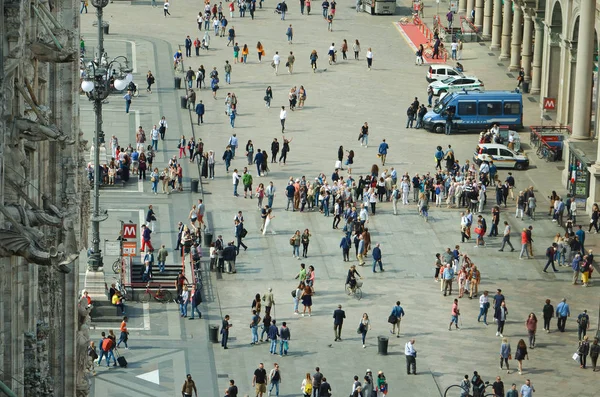 Turisti a Milano. Persone vicino Duomo di Milano, vista aerea — Foto Stock