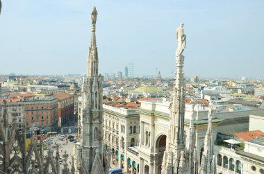 Milano Katedrali'ne çatısında heykeller 