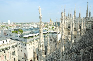 Milano Katedrali'ne çatısında heykeller 