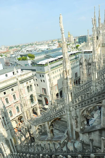 Toeristen in Milaan. Mensen op de top van Milaan kathedraal — Stockfoto