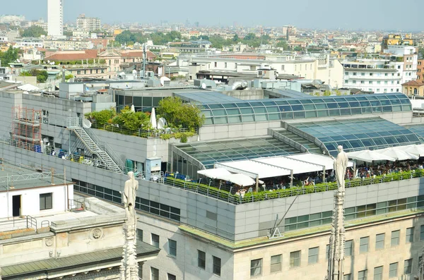 Turiști în Milano. Oameni în partea de sus a Catedralei din Milano — Fotografie, imagine de stoc