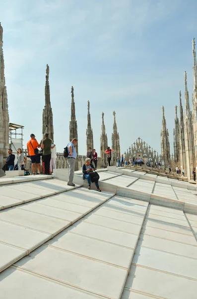 Turisti a Milano. Persone in cima al Duomo di Milano — Foto Stock