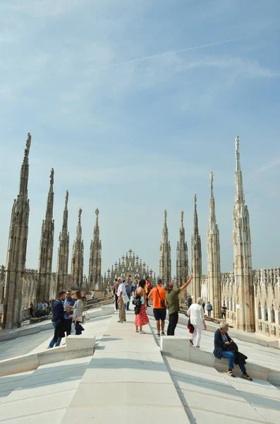 Turisti a Milano. Persone in cima al Duomo di Milano — Foto Stock