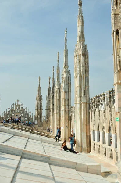 Toeristen in Milaan. Mensen op de top van Milaan kathedraal — Stockfoto