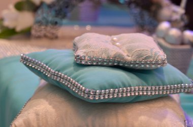 Üç mavi ve beyaz düğün süslemeleri yumuşak odağı kapatır