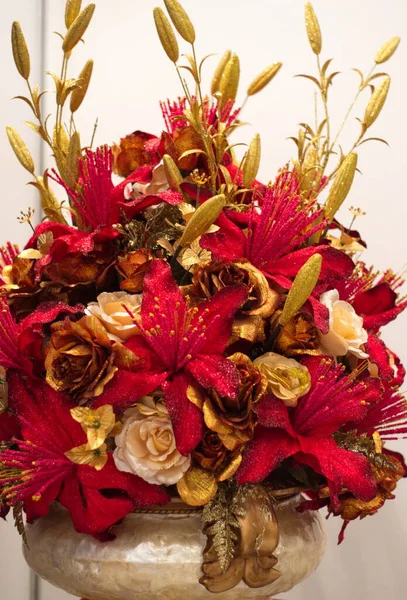 Κόκκινα Και Χρυσά Λουλούδια Κρίνοι Και Τριαντάφυλλα Μπουκέτο — Φωτογραφία Αρχείου